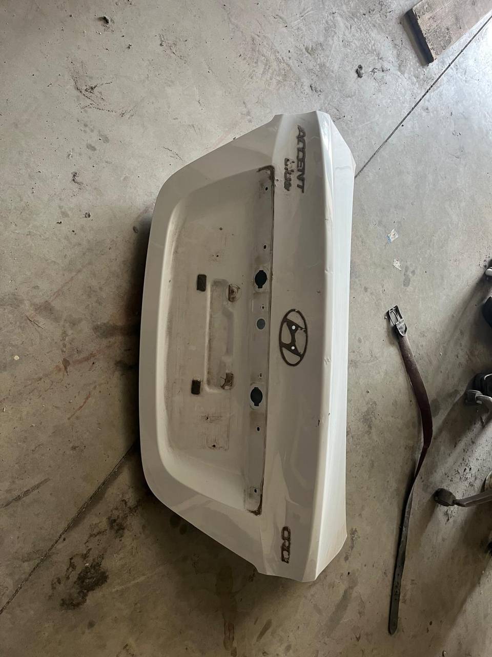 69200-1R030 ACCENT BLUE BAGAJ KAPAK BEYAZ — HYUNDAİ OEM Parça