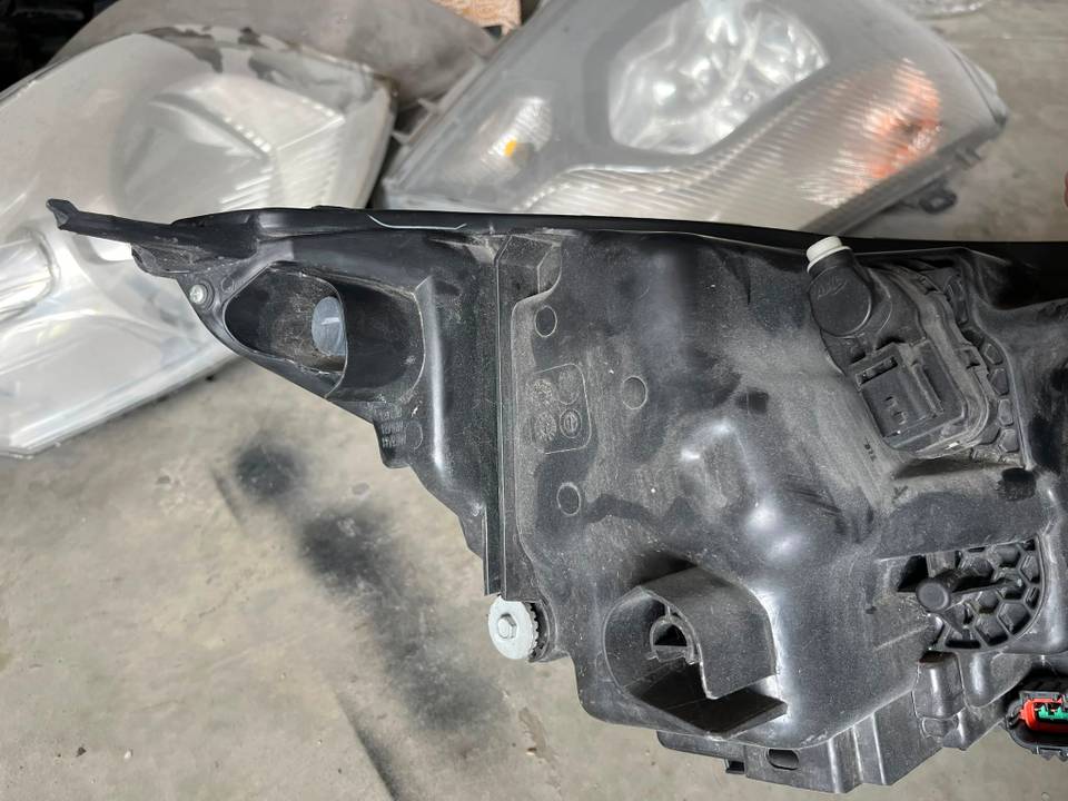 100 Nissan Qashqai Sağ Ön Far 100 19011 — nissan OEM Parça