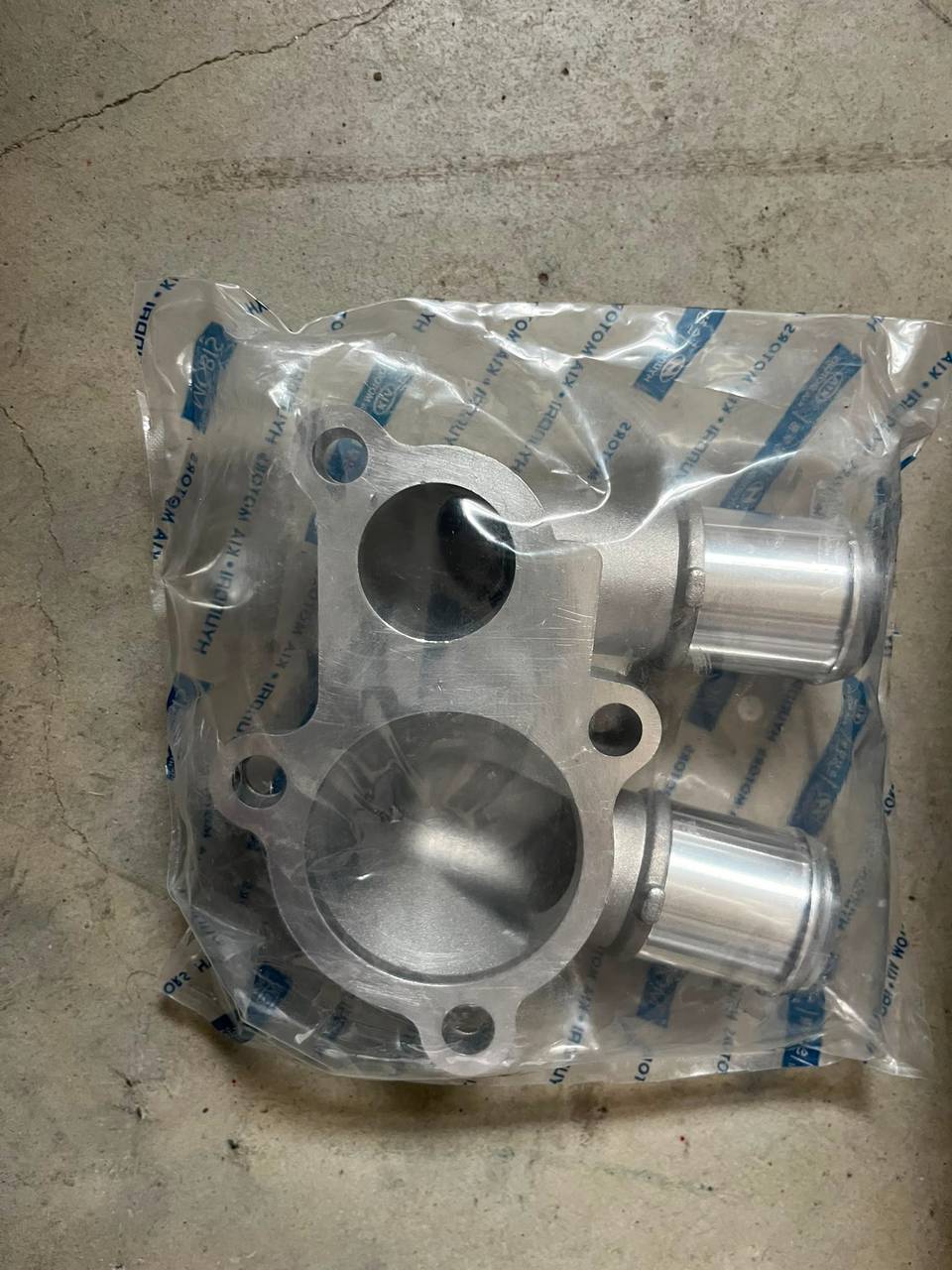 2561126100 TERMOSTAT KAPAĞI ÜST HYUNDAI ACCENT ADMIRA-ACCENT ERA-CERATO-RIO 2003- — HYUNDAİ OEM Parça