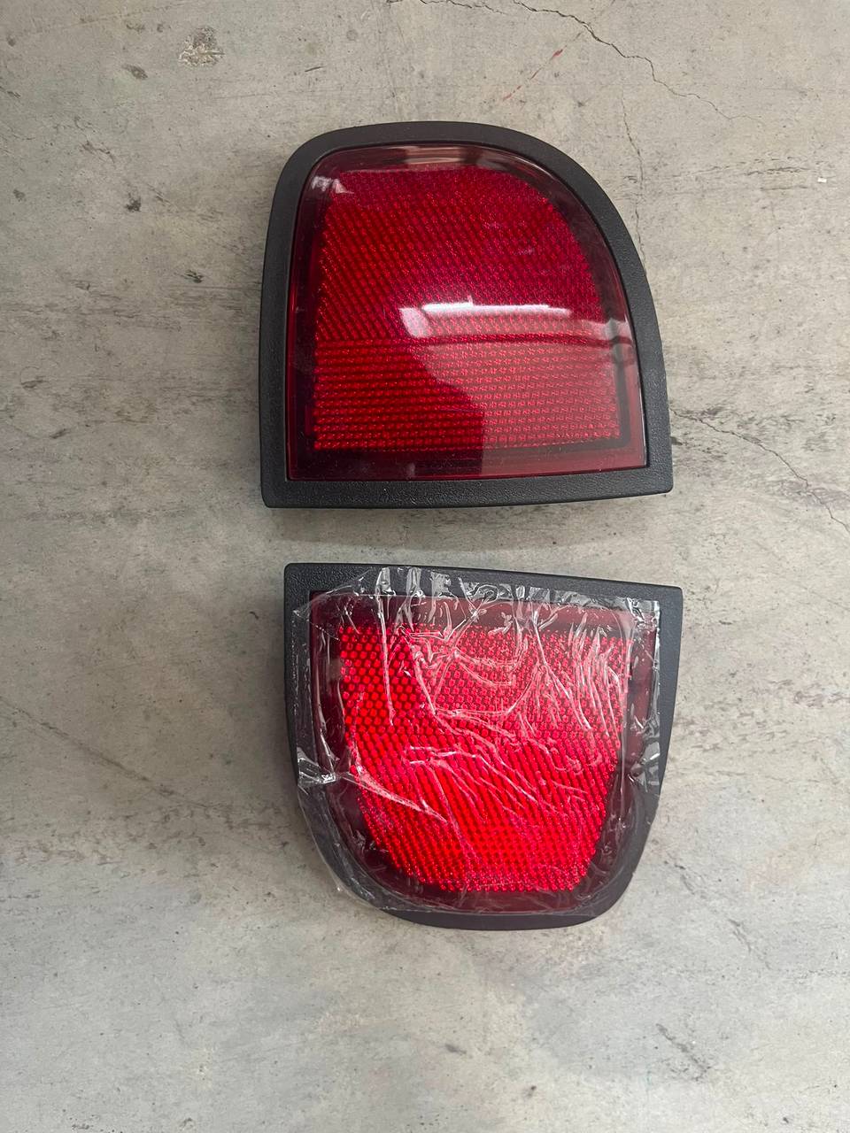 8355A015 REFLEKTÖR L200 07-14 ÇAMURLUK ARKA LH — MITSUBISHI OEM Parça