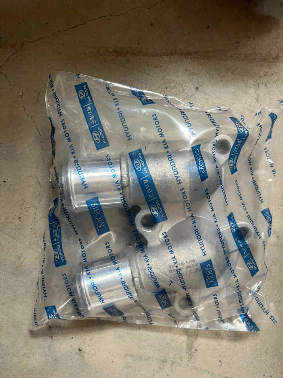 2561126100 TERMOSTAT KAPAĞI ÜST HYUNDAI ACCENT ADMIRA-ACCENT ERA-CERATO-RIO 2003- — HYUNDAİ OEM Parça