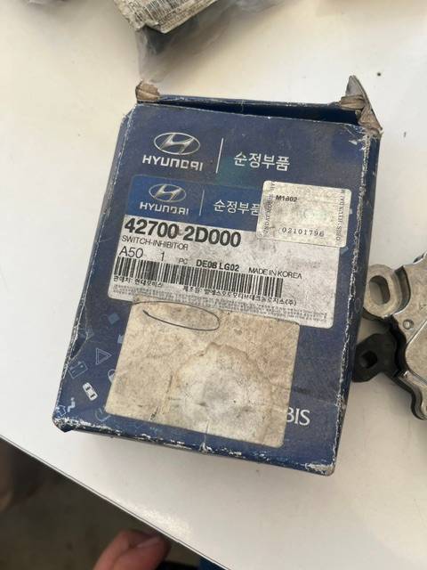 427002D000 SWİTCH İNHIBITOR -OTOMATİK ŞANZUMAN MÜŞÜRÜ ORJ. ACCENT-ELANTRA 14-18 — HYUNDAİ OEM Parça