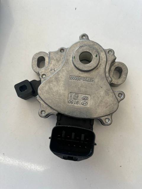 427002D000 SWİTCH İNHIBITOR -OTOMATİK ŞANZUMAN MÜŞÜRÜ ORJ. ACCENT-ELANTRA 14-18 — HYUNDAİ OEM Parça