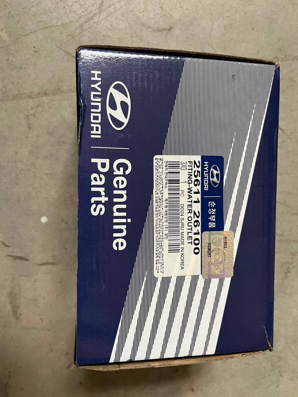 2561126100 TERMOSTAT KAPAĞI ÜST HYUNDAI ACCENT ADMIRA-ACCENT ERA-CERATO-RIO 2003- — HYUNDAİ OEM Parça
