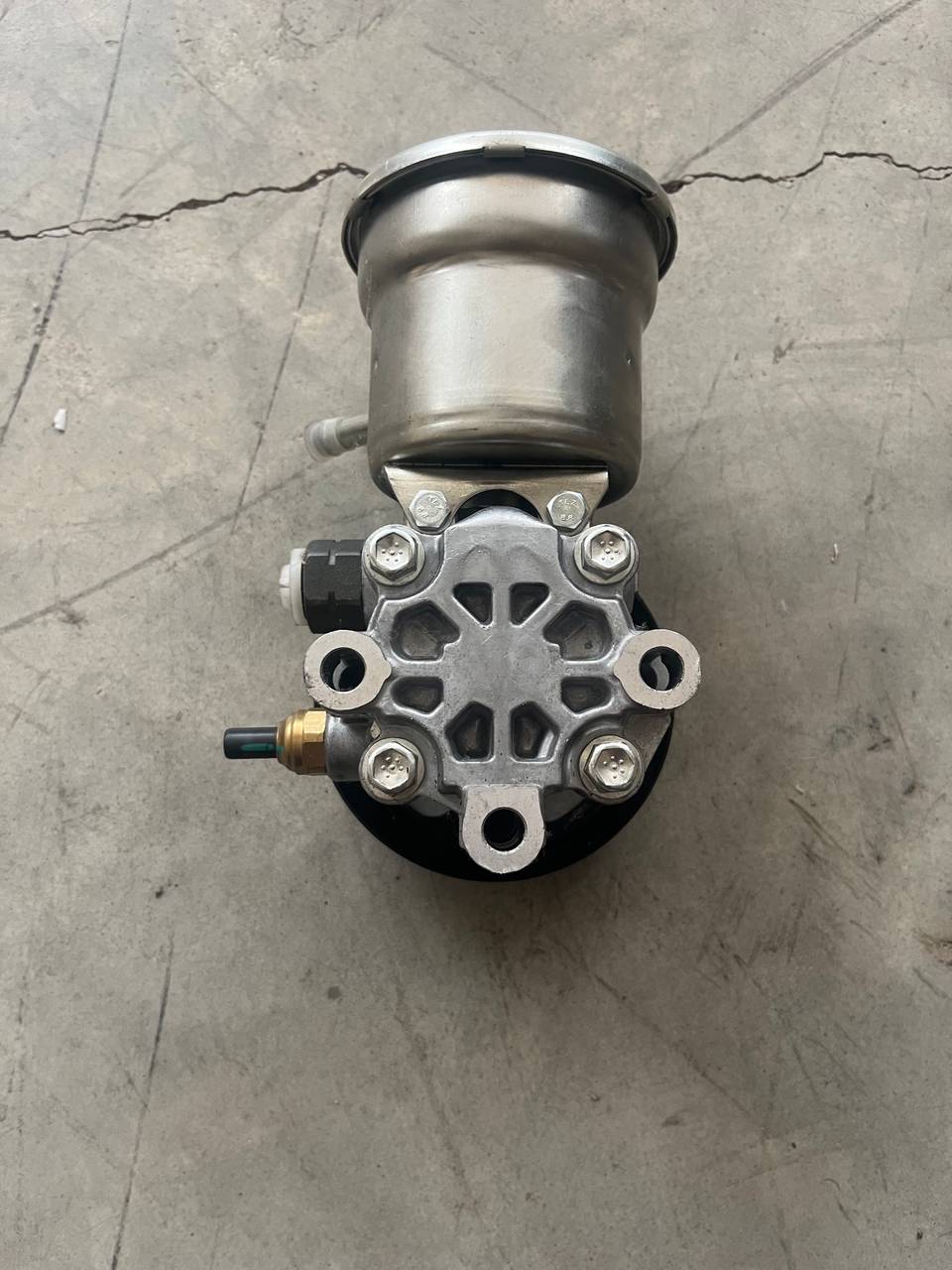 44310-0K010 DİREKSİYON POMPASI (YAĞ HAZNELİ) HILUX 2.0 1TRFE 04-22 / HILUX 2.7 2 TRFE 04-22 HAZNELİ — TOYOTA OEM Parça