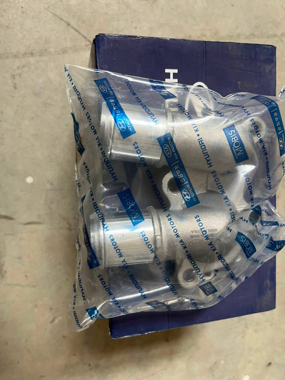2561126100 TERMOSTAT KAPAĞI ÜST HYUNDAI ACCENT ADMIRA-ACCENT ERA-CERATO-RIO 2003- — HYUNDAİ OEM Parça