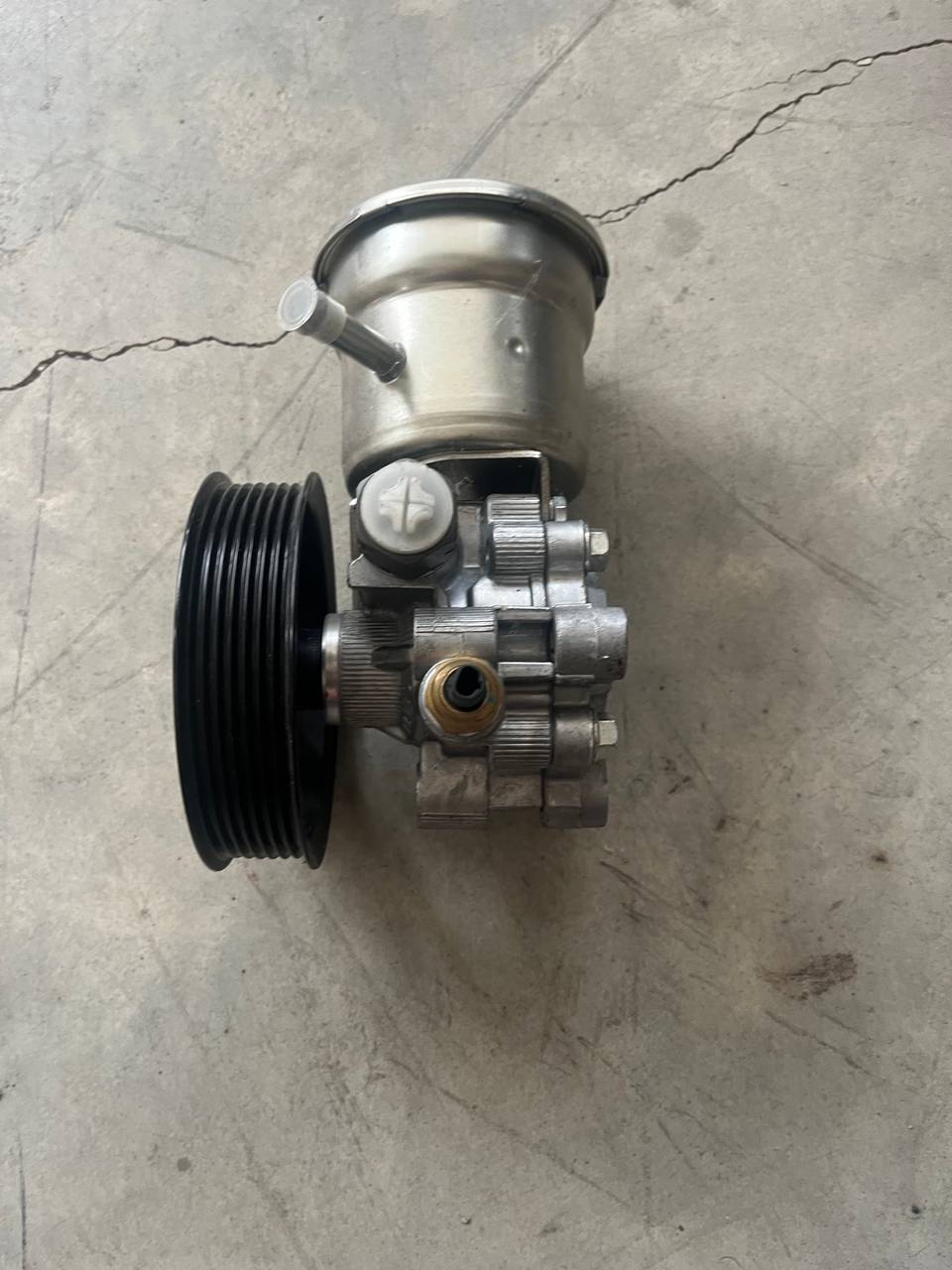 44310-0K010 DİREKSİYON POMPASI (YAĞ HAZNELİ) HILUX 2.0 1TRFE 04-22 / HILUX 2.7 2 TRFE 04-22 HAZNELİ — TOYOTA OEM Parça