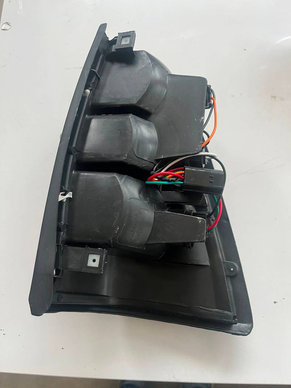 897910304-0 STOP TFR 97-02 LH (BEYAZ-KIRMIZI) — MATSUBA OEM Parça