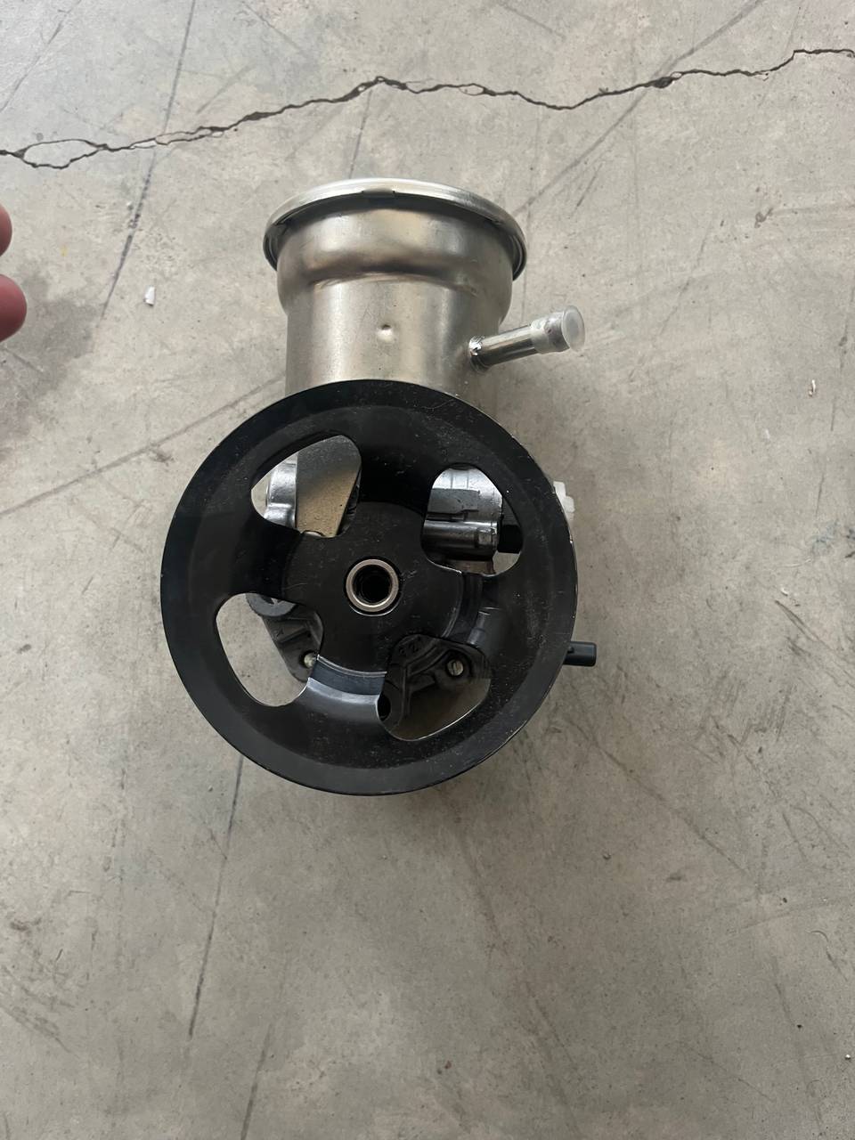 44310-0K010 DİREKSİYON POMPASI (YAĞ HAZNELİ) HILUX 2.0 1TRFE 04-22 / HILUX 2.7 2 TRFE 04-22 HAZNELİ — TOYOTA OEM Parça