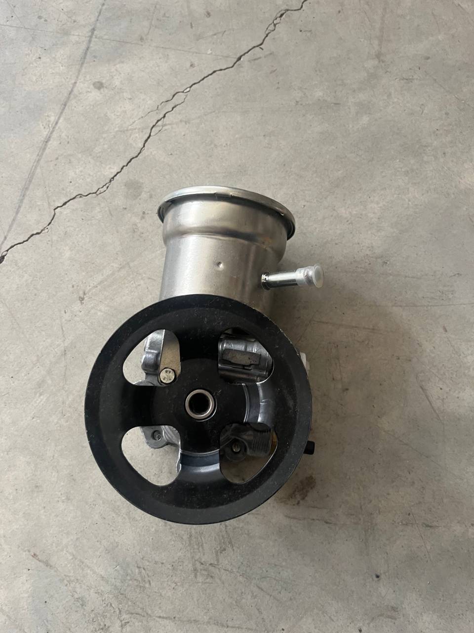 44310-0K010 DİREKSİYON POMPASI (YAĞ HAZNELİ) HILUX 2.0 1TRFE 04-22 / HILUX 2.7 2 TRFE 04-22 HAZNELİ — TOYOTA OEM Parça
