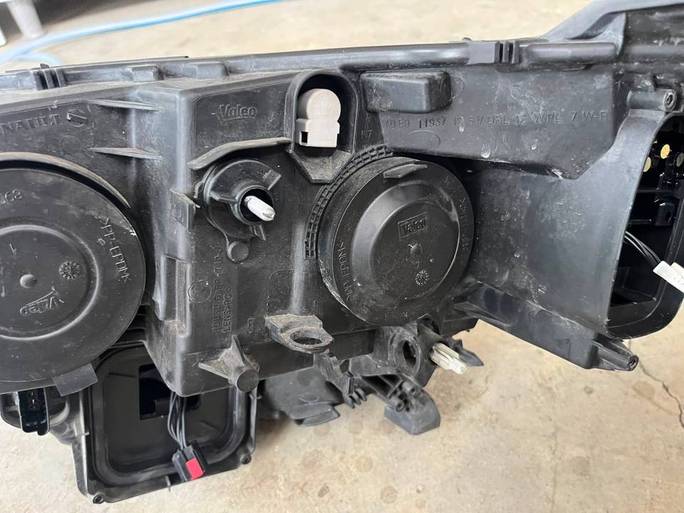 260607159R Megane 4-IV Sol-Sağ Far Lambası Ledli Orta Paket (2016-2019) -Renault Mais — RENAULT OEM Parça