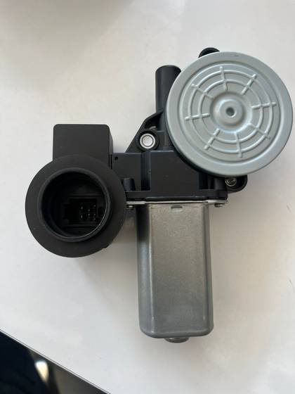 857100K090 CAM AÇMA MOTORU ÖN SOL