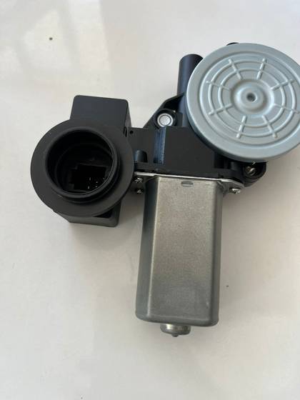 857100K210 CAM AÇMA MOTORU ARKA SOL