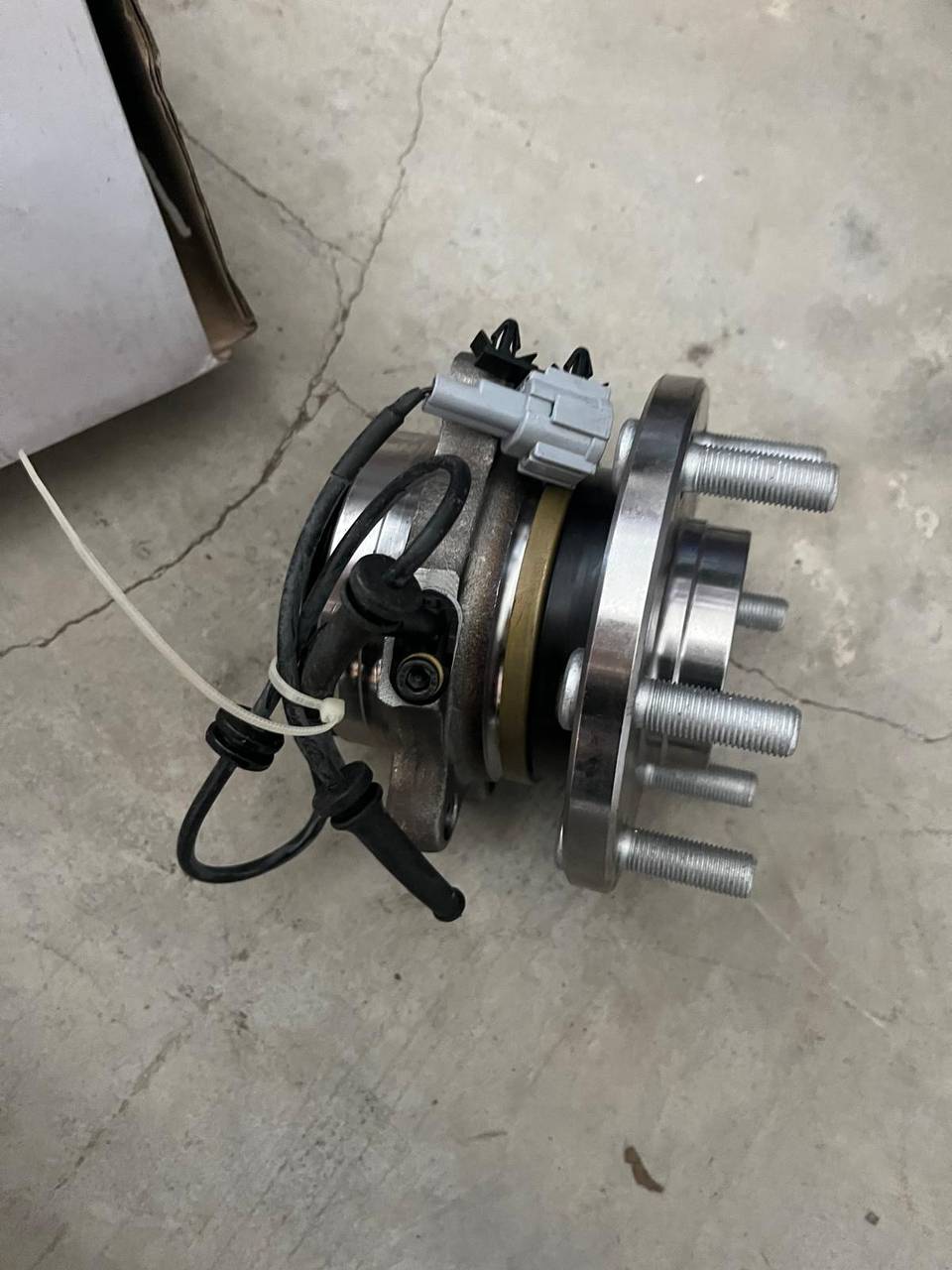 40202-EA000 ÖN TEKER PORYASI_ABSLİ_6 BİJON_NISSAN NAVARA 4X2 — ECOPARTS OEM Parça